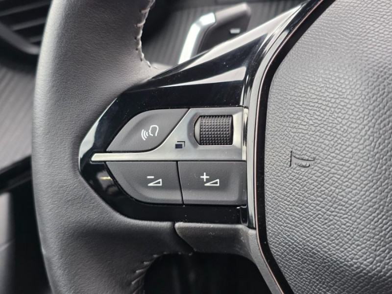 Photo 25 de l'offre de PEUGEOT 2008 II 1.5 BlueHDi 130 EAT8 ALLURE PACK Cockpit 3D Attel. à 20450€ chez Mérignac auto