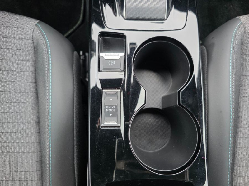 Photo 21 de l'offre de PEUGEOT 2008 II 1.5 BlueHDi 130 EAT8 ALLURE PACK Cockpit 3D Attel. à 20450€ chez Mérignac auto