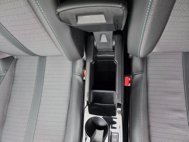 Photo 39 de l'offre de PEUGEOT 2008 II 1.5 BlueHDi 130 EAT8 ALLURE PACK Cockpit 3D Attel. à 20450€ chez Mérignac auto