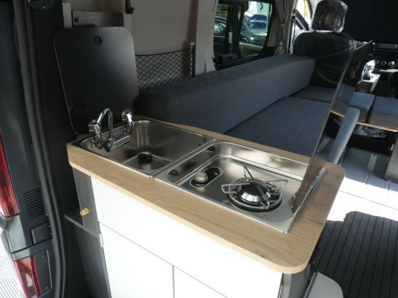 Photo 13 de l'offre de RENAULT TRAFIC VAN ANTILOPE VAN Aménagé FLEX PLUS 2.0 DCi 130 BVM6 L1 JA17 PK Confort 4PL Attel+Pte Vélo Tout Equipé à 54500€ chez Mérignac auto