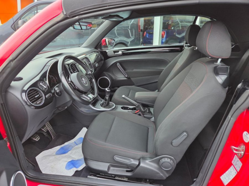 Photo 4 de l'offre de VOLKSWAGEN COCCINELLE CABRIOLET 1.2 TSI 105 BVM6 SOUND GPS Xénon SC JA17 Carnet à 19950€ chez Mérignac auto
