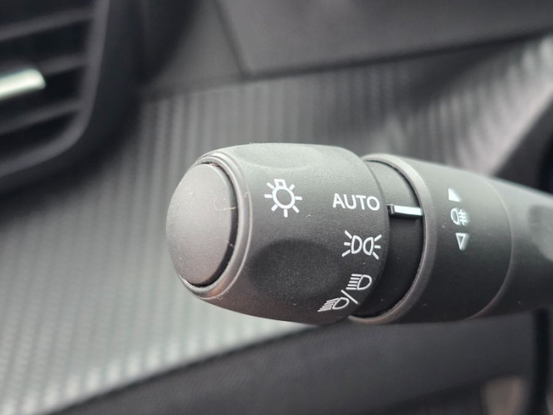 Photo 41 de l'offre de PEUGEOT 2008 II 1.5 BlueHDi 130 EAT8 ALLURE PACK Cockpit 3D Attel. à 20450€ chez Mérignac auto
