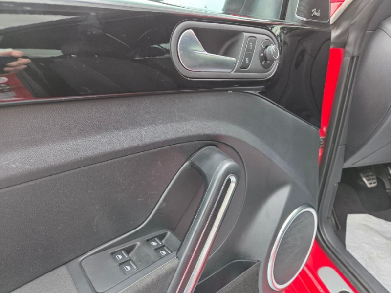 Photo 30 de l'offre de VOLKSWAGEN COCCINELLE CABRIOLET 1.2 TSI 105 BVM6 SOUND GPS Xénon SC JA17 Carnet à 19950€ chez Mérignac auto