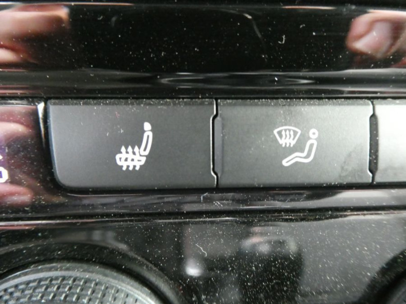 Photo 27 de l'offre de VOLKSWAGEN COCCINELLE CABRIOLET 1.2 TSI 105 BVM6 SOUND JA18 GPS Xénon Suivi VW à 19800€ chez Mérignac auto