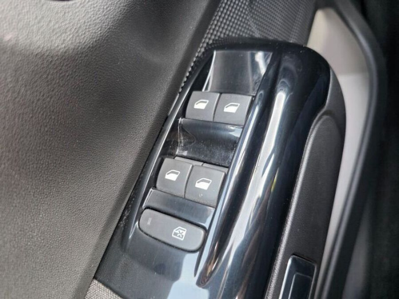 Photo 19 de l'offre de CITROEN C3 III 1.2 PureTech 82 SHINE GPS Camera à 9890€ chez Mérignac auto