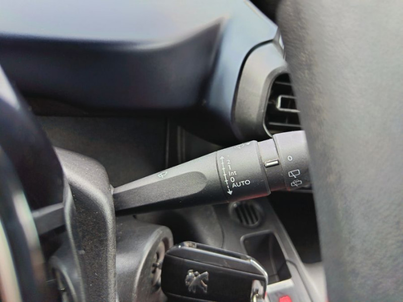 Photo 22 de l'offre de PEUGEOT RIFTER 1.5 HDI 130 BVM6 ALLURE GPS Attel. à 13950€ chez Mérignac auto