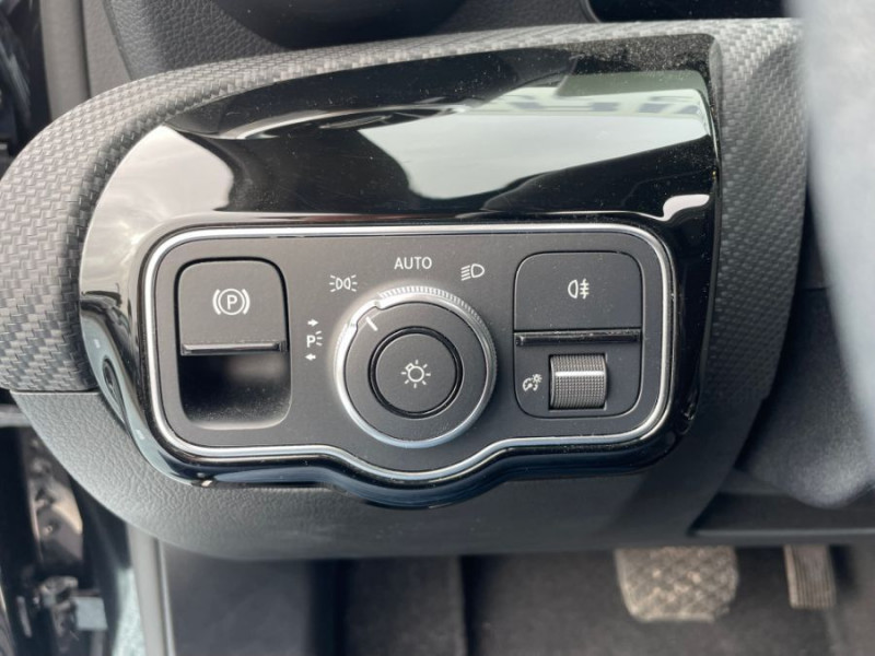 Photo 21 de l'offre de MERCEDES-BENZ CLASSE A IV 180 D 7G-DCT BUSINESS SOLUTION Toit Ouvrant Grand GPS SC 1ère Main à 25950€ chez Mérignac auto