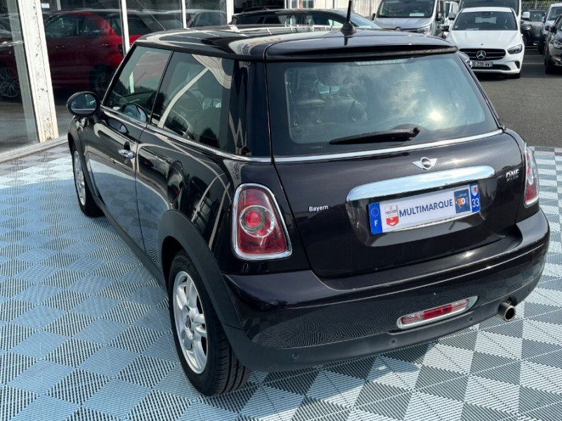 Photo 8 de l'offre de MINI MINI III ONE 1.6 98 BVA 3P CUIR TOIT Ouvrant Radars à 10890€ chez Mérignac auto