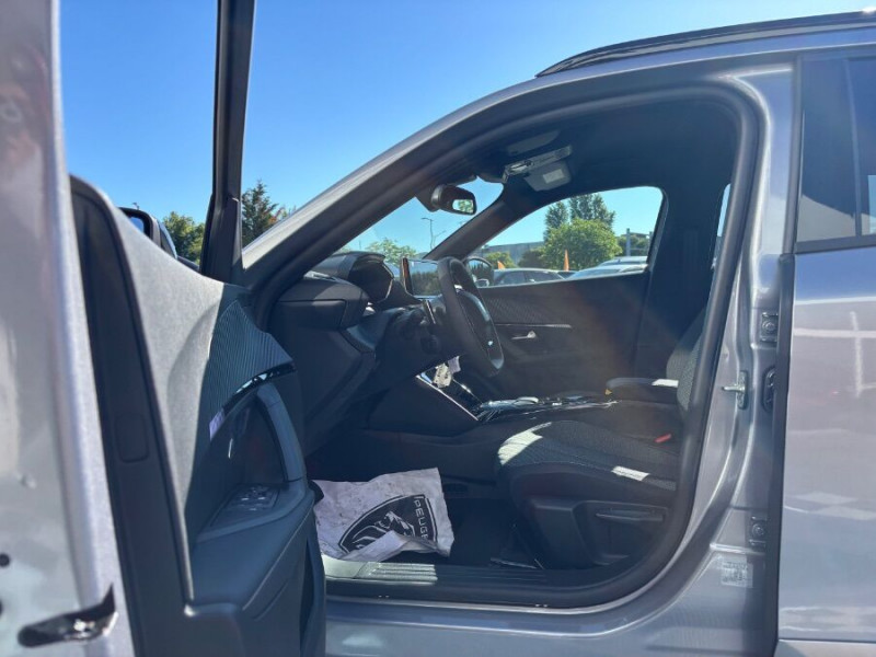 Photo 14 de l'offre de PEUGEOT 2008 II (2) 1.2 HYBRID 145 e-DCS6 ALLURE Camera à 26450€ chez Mérignac auto