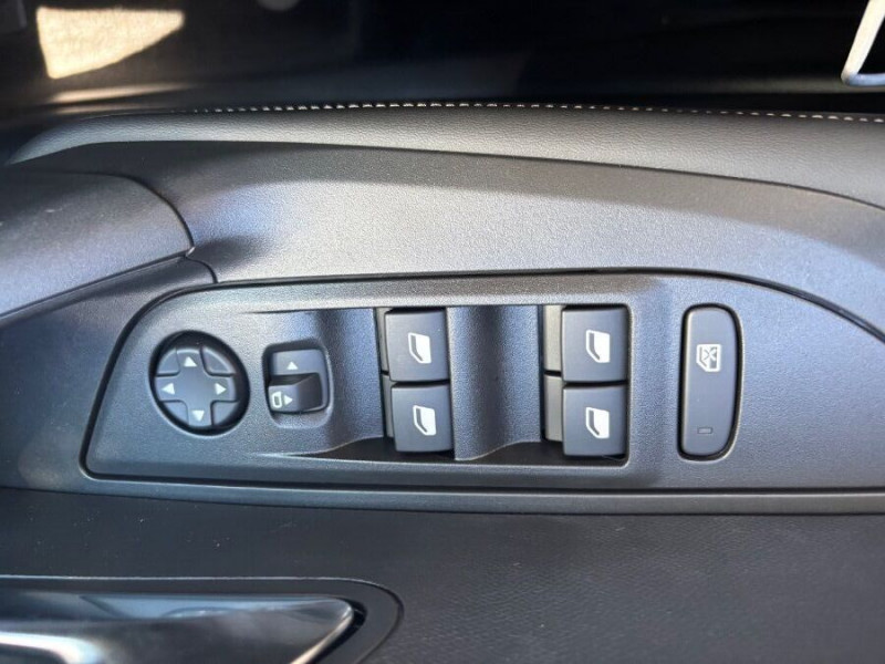 Photo 18 de l'offre de PEUGEOT 2008 II (2) 1.2 HYBRID 145 e-DCS6 ALLURE Camera à 26450€ chez Mérignac auto