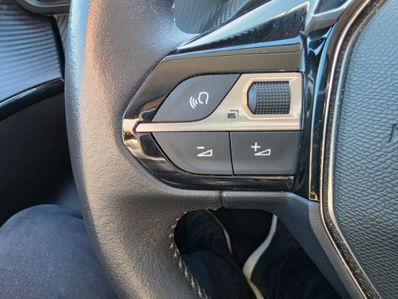 Photo 27 de l'offre de PEUGEOT 208 II 1.2 PureTech 100 BVM6 ALLURE PACK Cockpit 3D Camera 1ère Main à 14690€ chez Mérignac auto