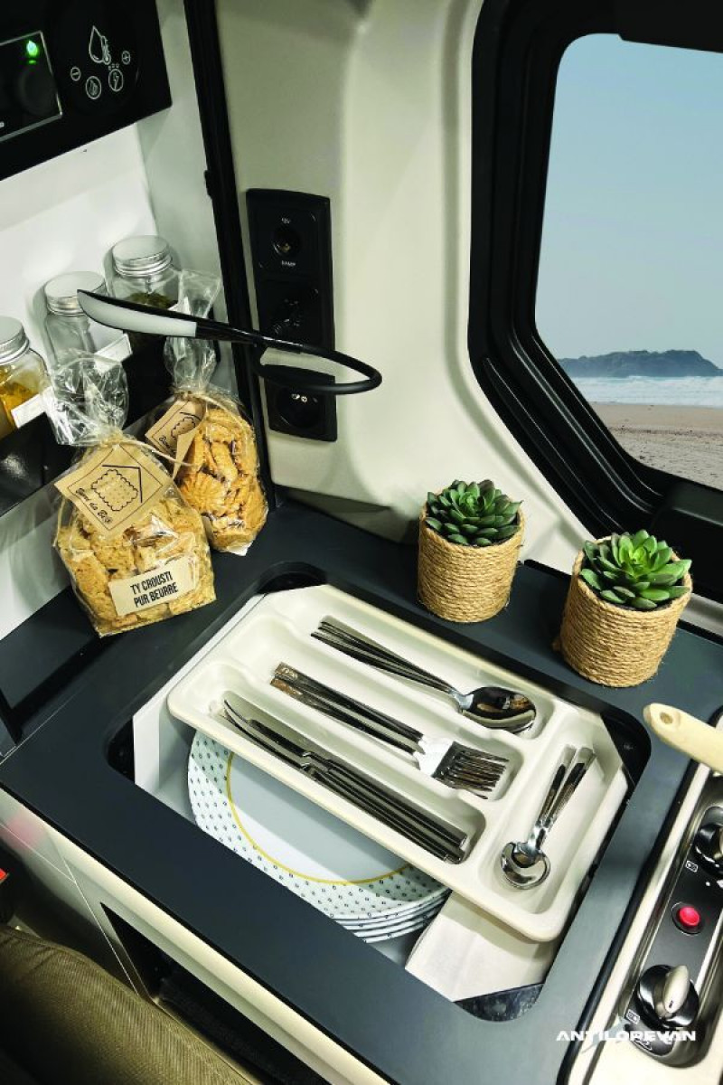 Photo 46 de l'offre de RENAULT TRAFIC VAN ANTILOPE VAN Aménagé FLEX 5 2.0 DCi 150 EAG9 L1 5PL Attel+Pte Vélo Tout Equipé à 64450€ chez Mérignac auto