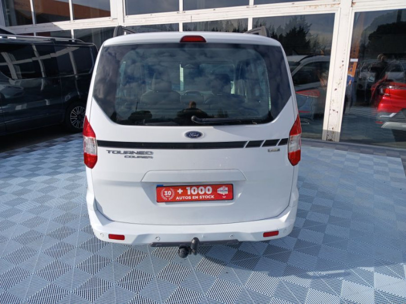 Photo 10 de l'offre de FORD TOURNEO COURIER 100 Ess. BVM6 SPORT GPS JA16 Radars Attel. 1ère Main Suivie à 11690€ chez Mérignac auto