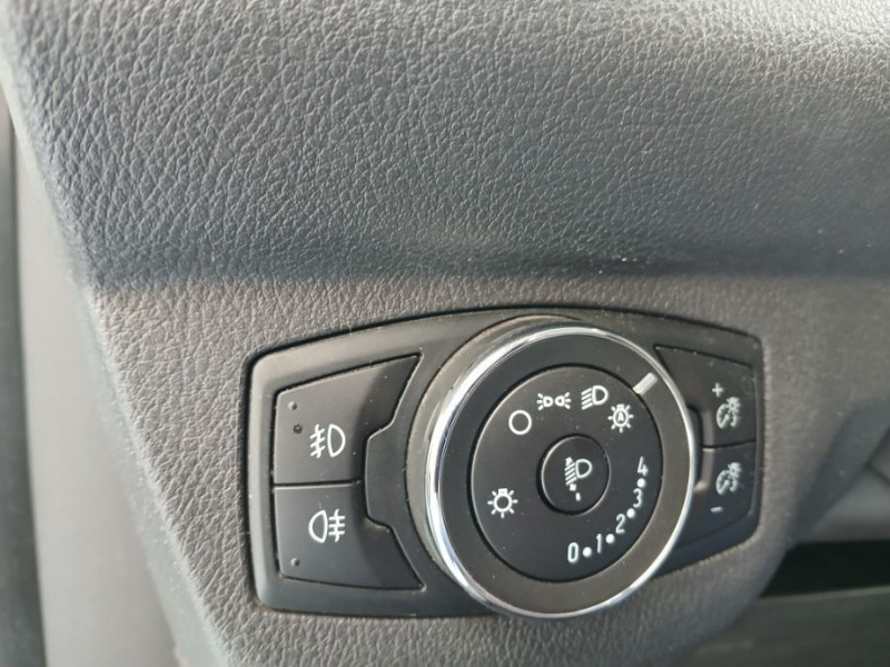 Photo 30 de l'offre de FORD TOURNEO COURIER 100 Ess. BVM6 SPORT GPS JA16 Radars Attel. 1ère Main Suivie à 11690€ chez Mérignac auto