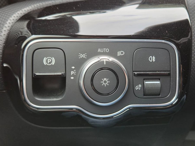 Photo 31 de l'offre de MERCEDES-BENZ CLASSE A 200D 150 8G-DCT BUSINESS SOLUTION CUIR 1ère Main à 27450€ chez Mérignac auto