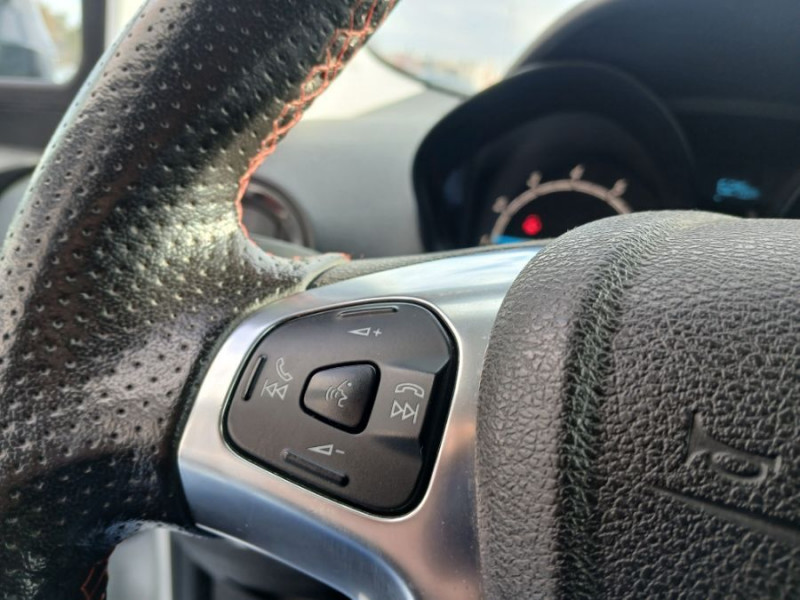 Photo 23 de l'offre de FORD TOURNEO COURIER 100 Ess. BVM6 SPORT GPS JA16 Radars Attel. 1ère Main Suivie à 11690€ chez Mérignac auto