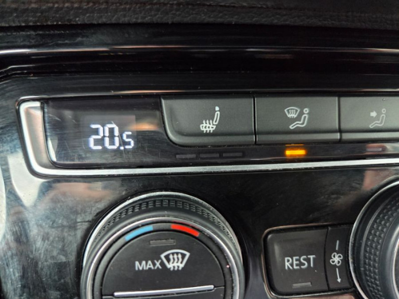 Photo 18 de l'offre de VOLKSWAGEN TOURAN III 1.5 TSI 150 DSG7 CARAT HIGHLINE CUIR SE GPS ACC SC 5PL 1ère Main à 26950€ chez Mérignac auto