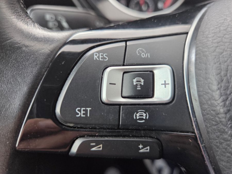 Photo 24 de l'offre de VOLKSWAGEN TOURAN III 1.5 TSI 150 DSG7 CARAT HIGHLINE CUIR SE GPS ACC SC 5PL 1ère Main à 26950€ chez Mérignac auto