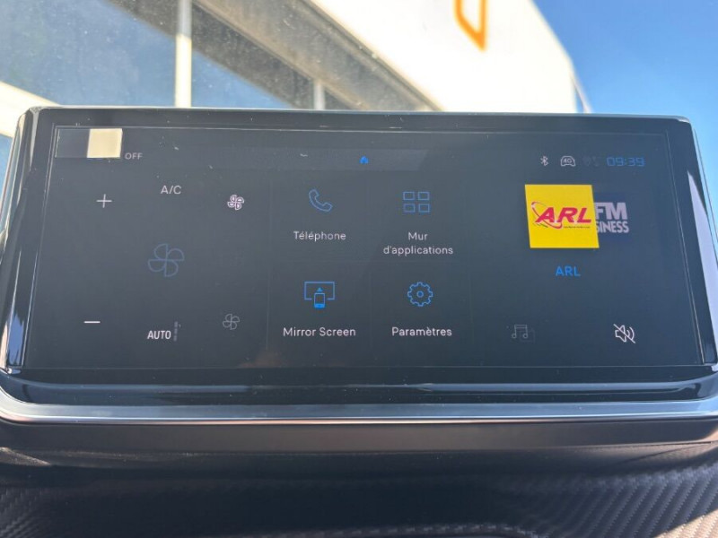 Photo 27 de l'offre de PEUGEOT 2008 II (2) 1.2 HYBRID 145 e-DCS6 ALLURE Camera à 26450€ chez Mérignac auto