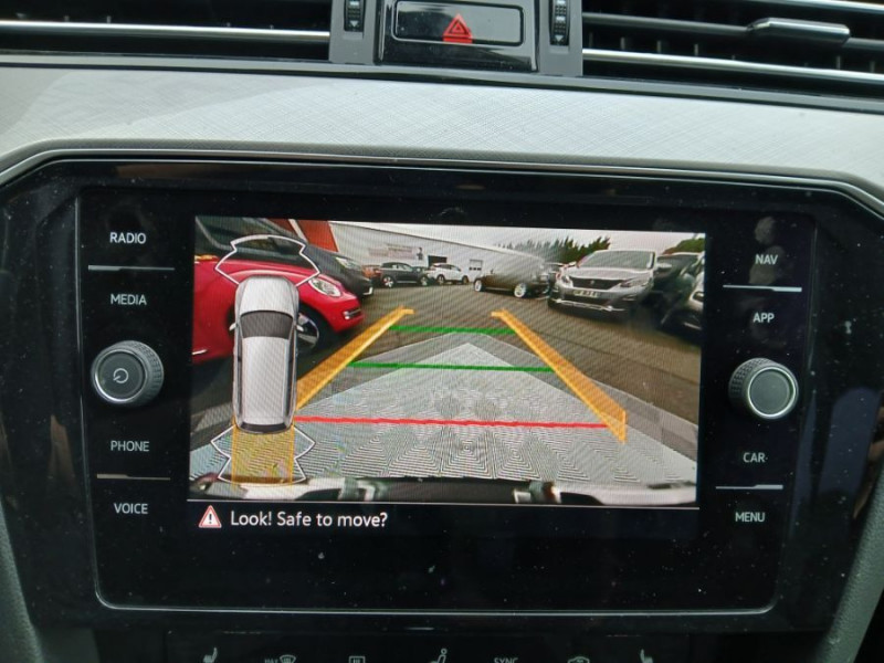 Photo 8 de l'offre de VOLKSWAGEN PASSAT SW VIII 2.0 TDI 150 DSG7 STYLE BUSINESS GPS Camera ACC Hayon EL. 1ère Main à 24950€ chez Mérignac auto