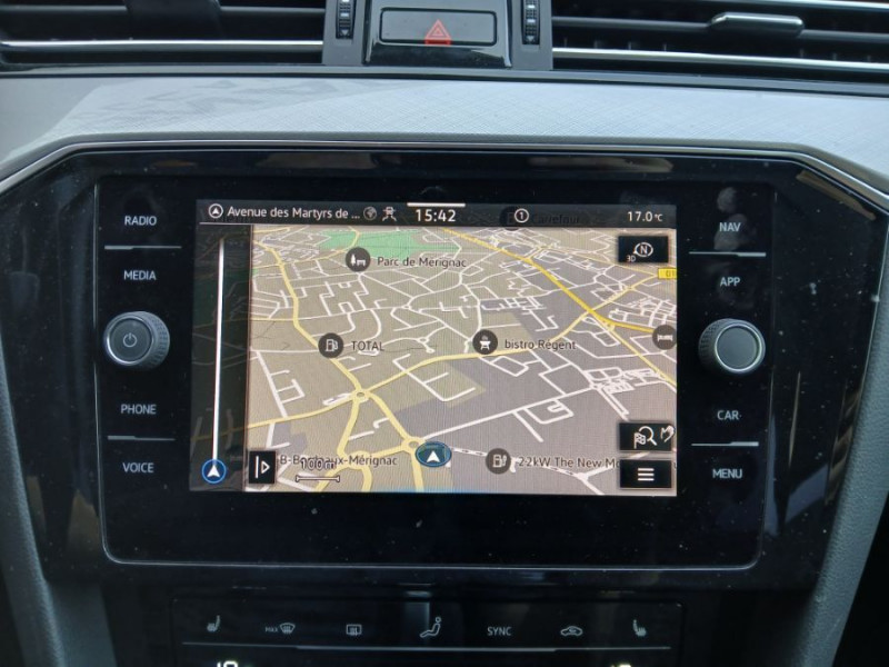 Photo 7 de l'offre de VOLKSWAGEN PASSAT SW VIII 2.0 TDI 150 DSG7 STYLE BUSINESS GPS Camera ACC Hayon EL. 1ère Main à 24950€ chez Mérignac auto