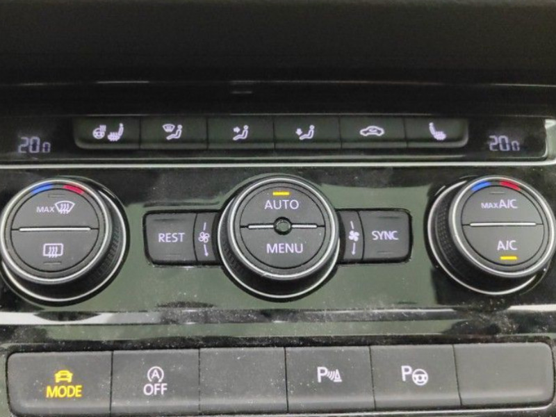 Photo 10 de l'offre de VOLKSWAGEN TOURAN III 1.5 TSI 150 DSG CARAT HIGHLINE TOE App Connect SC Pack Enfants 7PL à 27950€ chez Mérignac auto