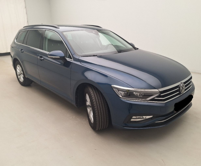 Photo 2 de l'offre de VOLKSWAGEN PASSAT SW VIII 1.5 TSI 150 DSG7 STYLE BUSINESS CUIR GPS ACC Hayon EL. 1ère Main à 29500€ chez Mérignac auto
