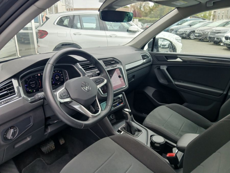 Photo 14 de l'offre de VOLKSWAGEN TIGUAN II (2) 2.0 TDI 150 DSG 2WD ELEGANCE TOE GPS Camera ACC Hayon EL. JA18 1ère Main à 33950€ chez Mérignac auto