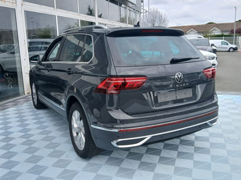 Photo 12 de l'offre de VOLKSWAGEN TIGUAN II (2) 2.0 TDI 150 DSG 2WD ELEGANCE TOE GPS Camera ACC Hayon EL. JA18 1ère Main à 33950€ chez Mérignac auto