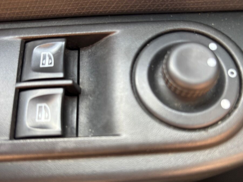 Photo 14 de l'offre de RENAULT CLIO IV 1.5 DCI 75 ECO ZEN Bluetooth Régul à 7450€ chez Mérignac auto