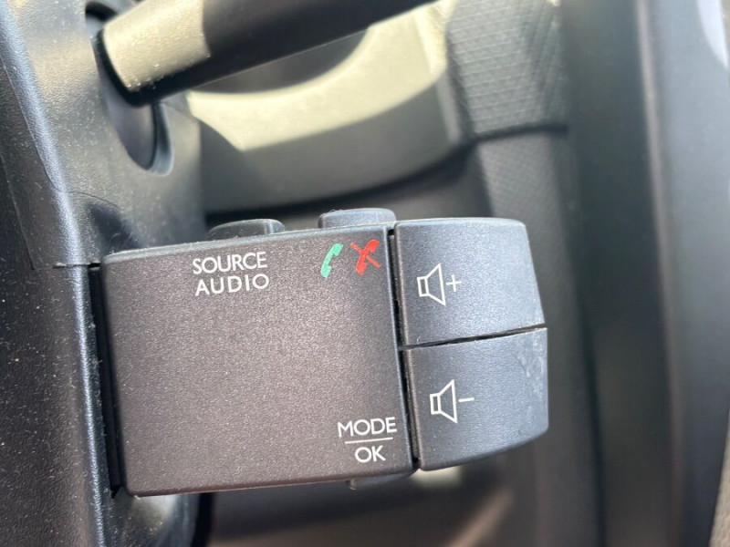 Photo 19 de l'offre de RENAULT CLIO IV 1.5 DCI 75 ECO ZEN Bluetooth Régul à 7450€ chez Mérignac auto