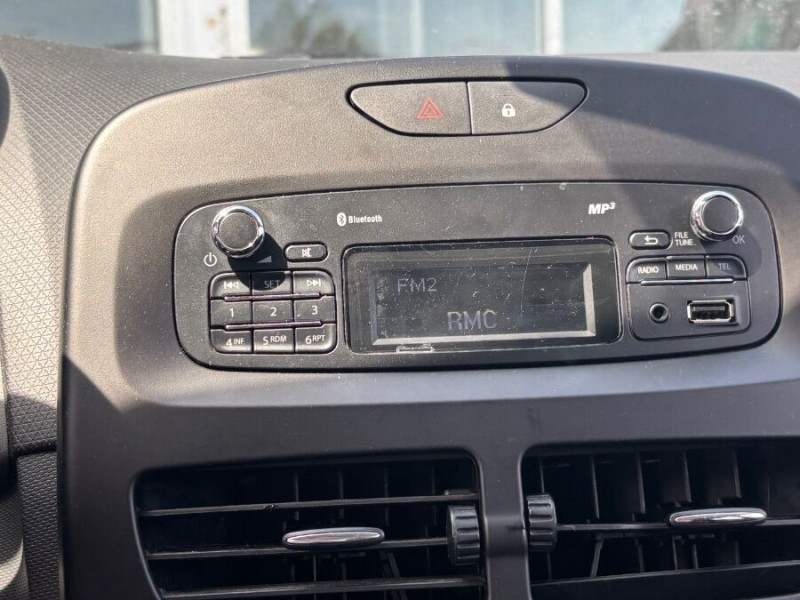 Photo 12 de l'offre de RENAULT CLIO IV 1.5 DCI 75 ECO ZEN Bluetooth Régul à 7450€ chez Mérignac auto