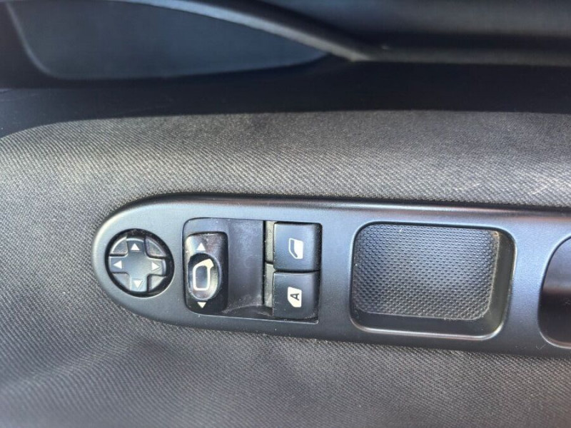 Photo 18 de l'offre de PEUGEOT 207 SOCIETE 1.4 HDI 68 SOCIETE 2Places Ph.2 CLIM Attel. DISTRI Neuve à 5980€ chez Mérignac auto