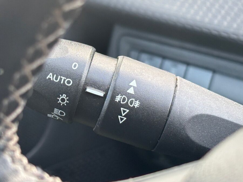 Photo 30 de l'offre de PEUGEOT 2008 1.6 BlueHDI 100 ALLURE GPS Camera Attel. à 10750€ chez Mérignac auto