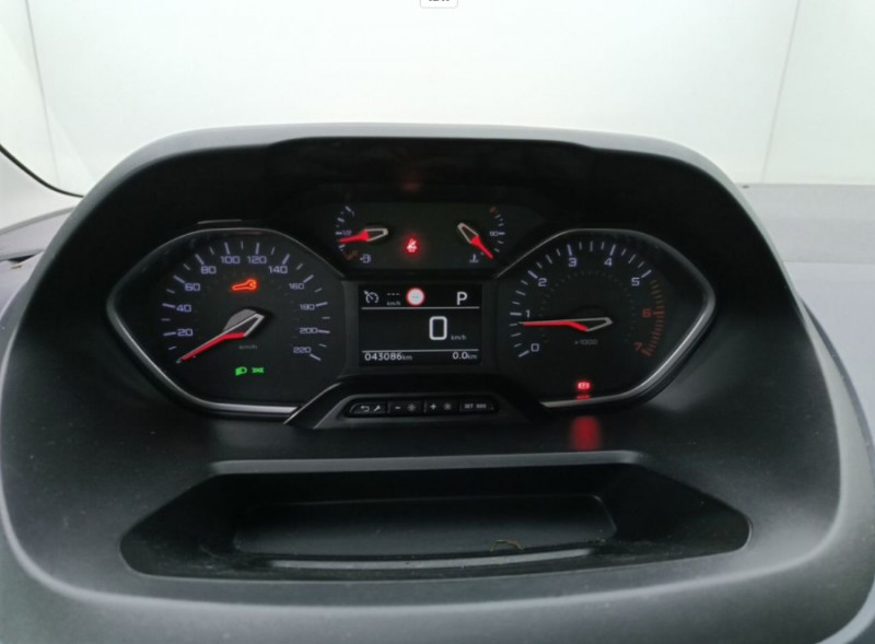 Photo 22 de l'offre de PEUGEOT RIFTER XL LONG 1.5 BlueHDi 130 EAT8 ALLURE Equipé TPMR 6PL à 35500€ chez Mérignac auto