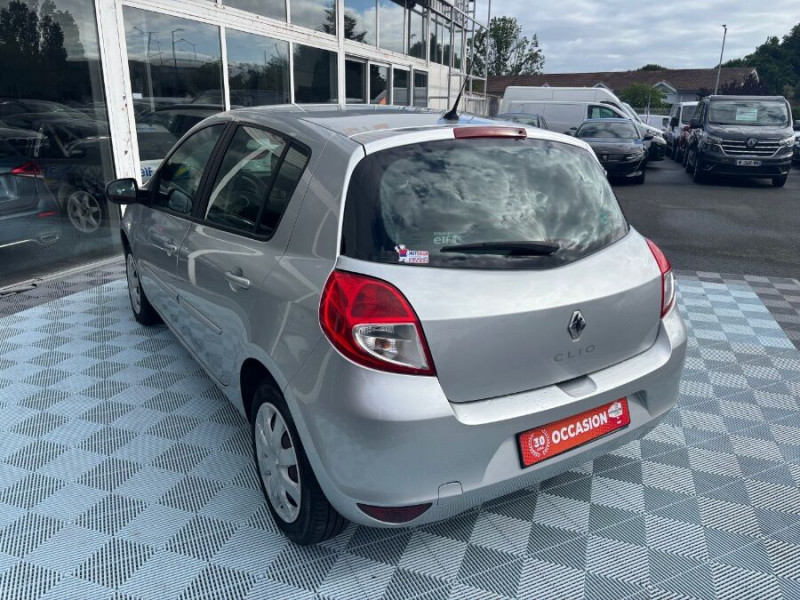 Photo 2 de l'offre de RENAULT CLIO III 1.2 16V 75 5P CLM Crit'Air 1 à 4950€ chez Mérignac auto