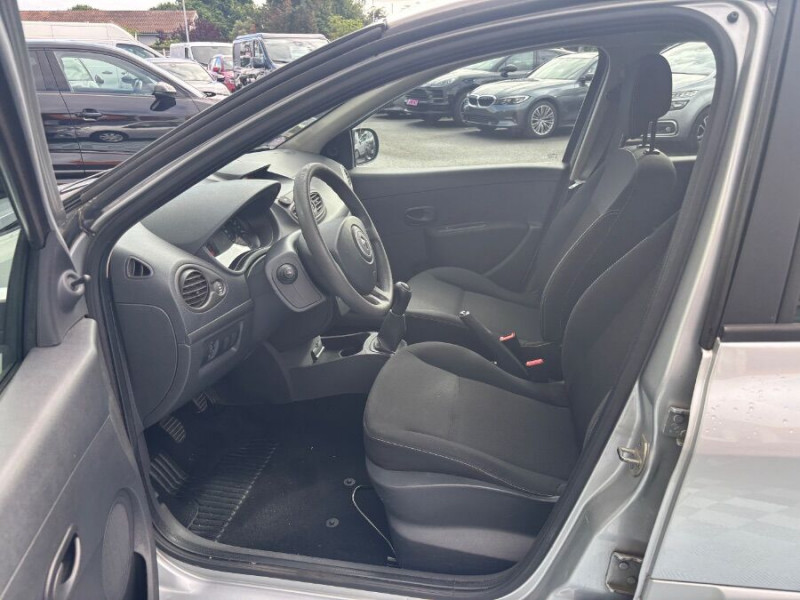 Photo 4 de l'offre de RENAULT CLIO III 1.2 16V 75 5P CLM Crit'Air 1 à 4950€ chez Mérignac auto