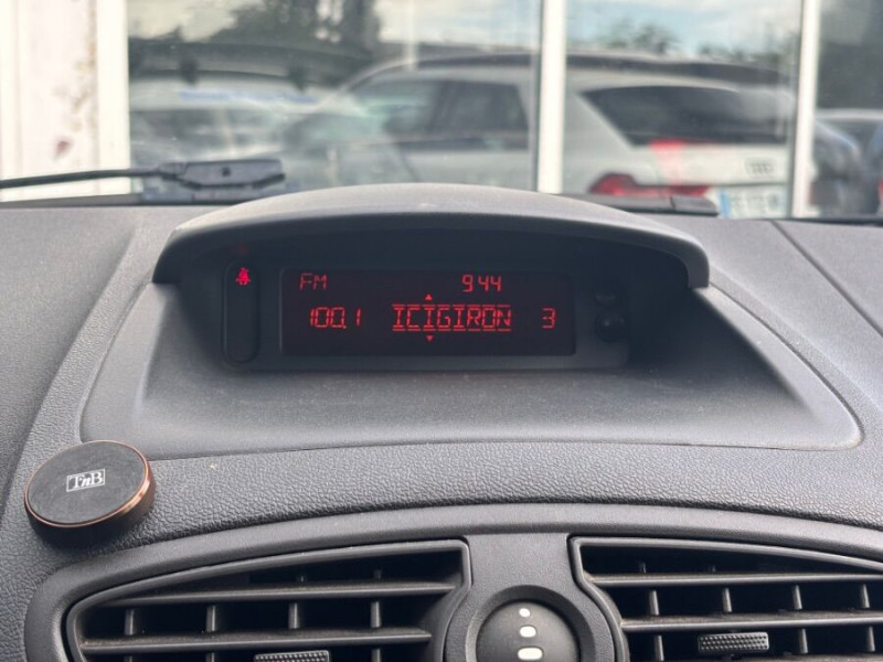 Photo 16 de l'offre de RENAULT CLIO III 1.2 16V 75 5P CLM Crit'Air 1 à 4950€ chez Mérignac auto