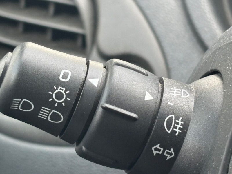 Photo 19 de l'offre de RENAULT CLIO III 1.2 16V 75 5P CLM Crit'Air 1 à 4950€ chez Mérignac auto