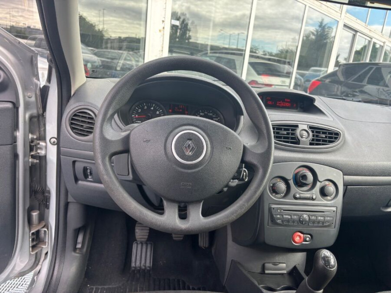 Photo 9 de l'offre de RENAULT CLIO III 1.2 16V 75 5P CLM Crit'Air 1 à 4950€ chez Mérignac auto