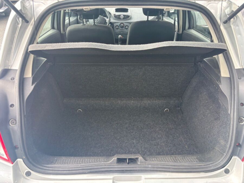 Photo 8 de l'offre de RENAULT CLIO III 1.2 16V 75 5P CLM Crit'Air 1 à 4950€ chez Mérignac auto