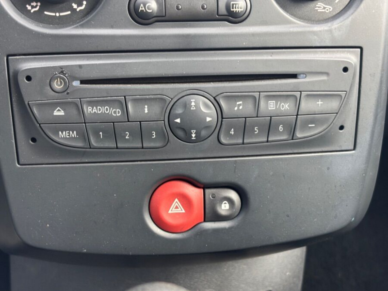 Photo 18 de l'offre de RENAULT CLIO III 1.2 16V 75 5P CLM Crit'Air 1 à 4950€ chez Mérignac auto