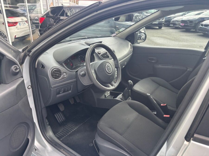 Photo 10 de l'offre de RENAULT CLIO III 1.2 16V 75 5P CLM Crit'Air 1 à 4950€ chez Mérignac auto