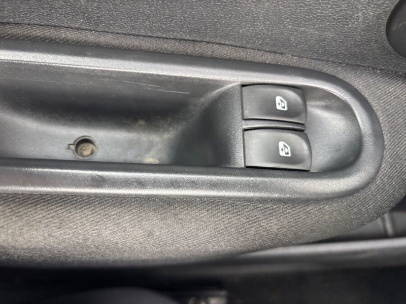 Photo 13 de l'offre de RENAULT CLIO III 1.2 16V 75 5P CLM Crit'Air 1 à 4950€ chez Mérignac auto