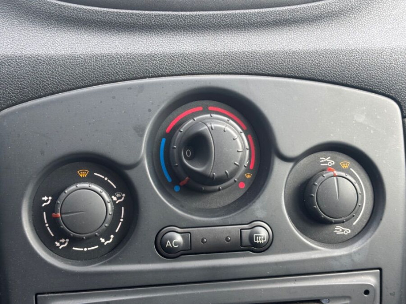 Photo 17 de l'offre de RENAULT CLIO III 1.2 16V 75 5P CLM Crit'Air 1 à 4950€ chez Mérignac auto
