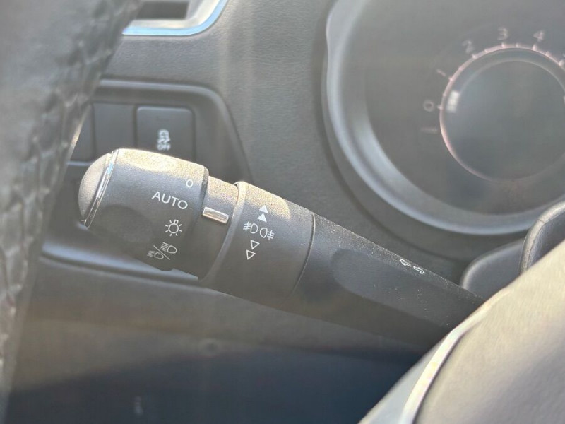 Photo 18 de l'offre de CITROEN C4 1.2 PureTech 110 FEEL CLIM Auto Radar Bluetooth à 9950€ chez Mérignac auto