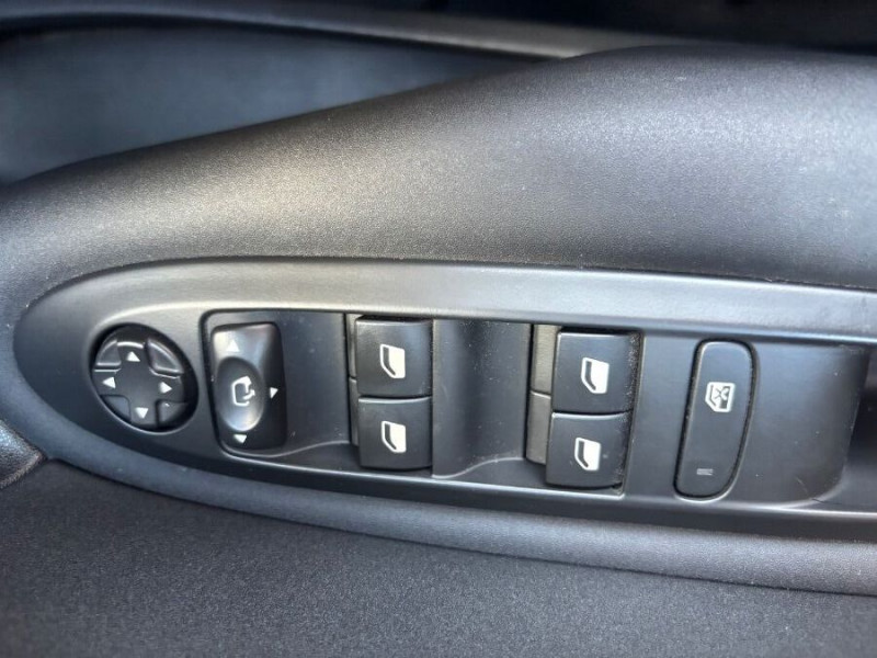Photo 23 de l'offre de CITROEN C4 1.2 PureTech 110 FEEL CLIM Auto Radar Bluetooth à 9950€ chez Mérignac auto