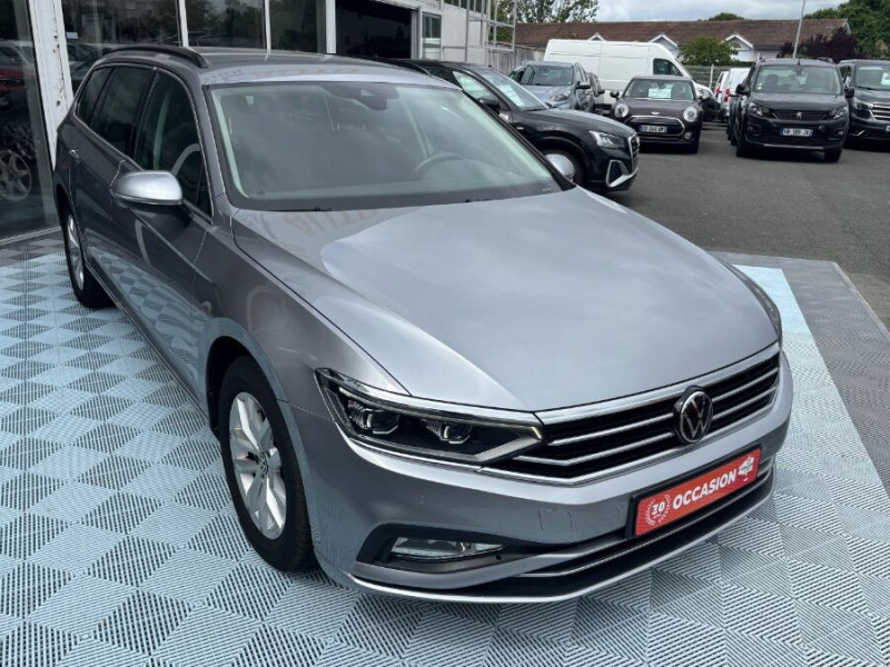 Photo 2 de l'offre de VOLKSWAGEN PASSAT SW VIII 2.0 TDI 122 DSG7 STYLE BUSINESS GPS Radars ACC Hayon EL. 1ère Main à 21450€ chez Mérignac auto