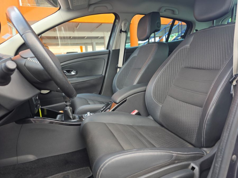Photo 4 de l'offre de RENAULT MEGANE III 1.5 DCI 110 BVM6 Ph.3 BOSE Camera JA17 Suivie à 8900€ chez Mérignac auto