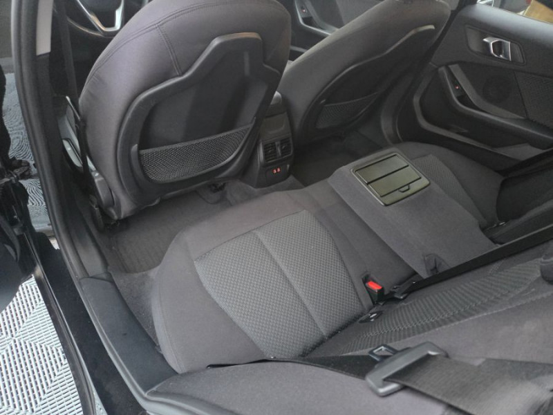 Photo 18 de l'offre de BMW SERIE 1 (F40) 118DA 150 BVA8 BUSINESS GPS Keyless SC Attel. à 21450€ chez Mérignac auto